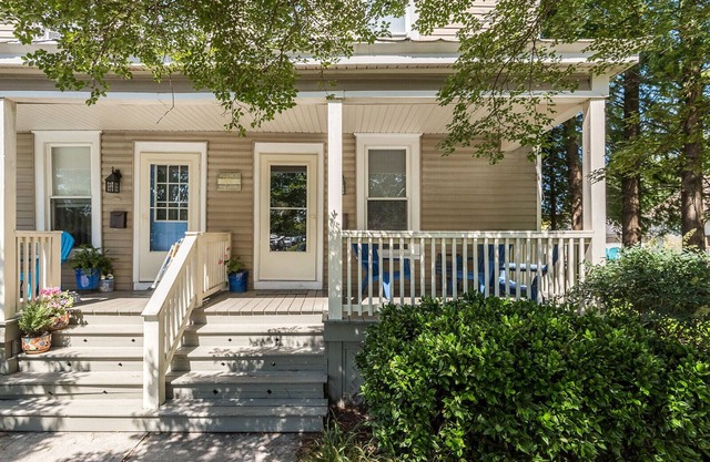 Next to the park and 2 blocks to the Beach and restaurants! RIGHT side of Duplex