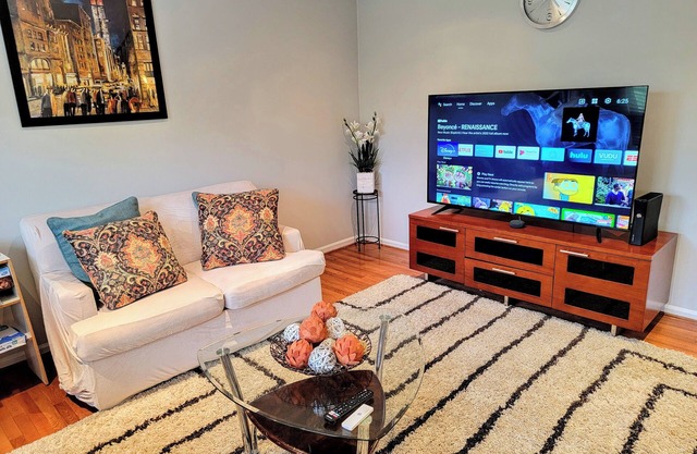 Nice 4-bedroom townhome with WiFi, Parking in charming Herndon