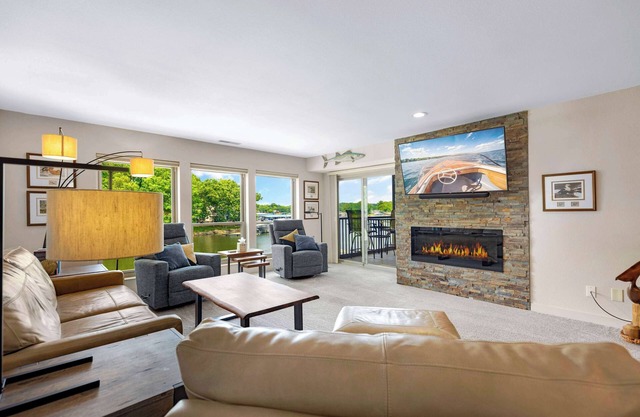 Nice and Easy - Lake of the Ozarks Getaway for 6 w/Resort Amenities