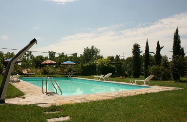 Nice apartment for 2 guests with pool, WIFI, TV and pets allowed, close to Cortona