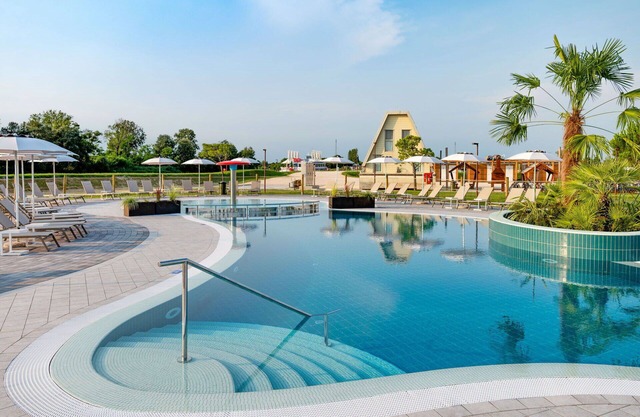 Nice apartment in villa for 6 guests with A/C, WIFI, pool, TV, terrace and pets allowed