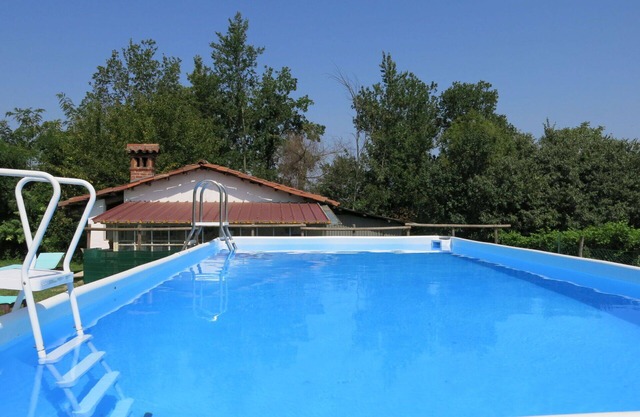 Nice apartment in villa for 6 guests with WIFI, pool, TV, patio and pets allowed
