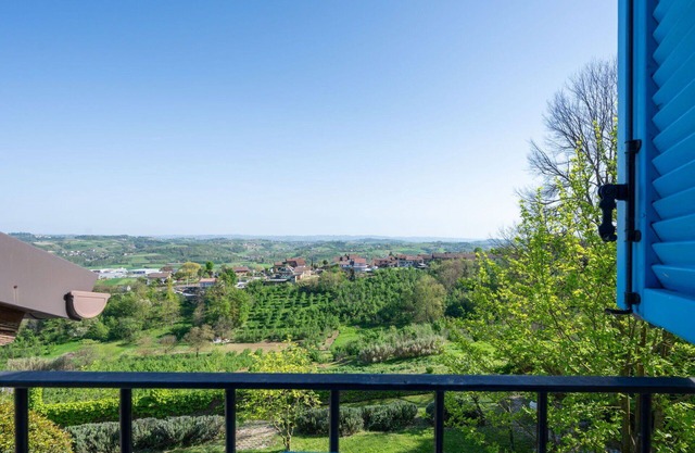 Nice apartment in villa for 5 guests with pool, WIFI, TV, patio and pets allowed