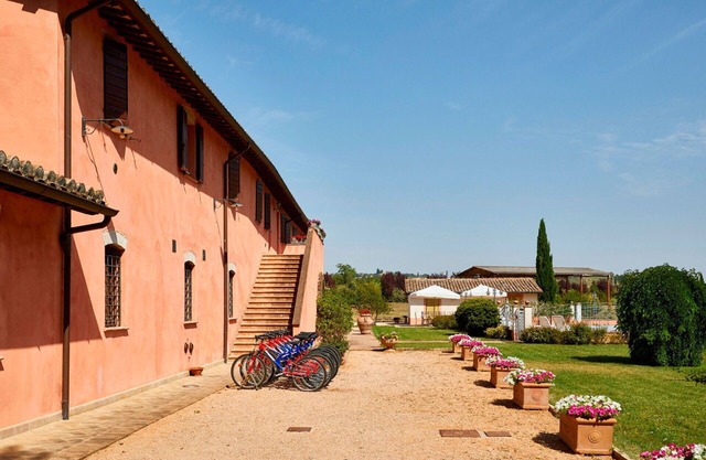 Nice apartment for 4 guests with WIFI, pool, TV and pets allowed, close to Spoleto