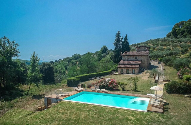 Nice apartment in villa with pool, WIFI, A/C, TV and pets allowed, close to San Gimignano