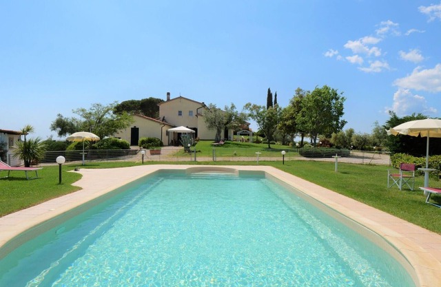 Nice apartment in villa for 6 people with pool, WIFI, TV, terrace, pets allowed and parking