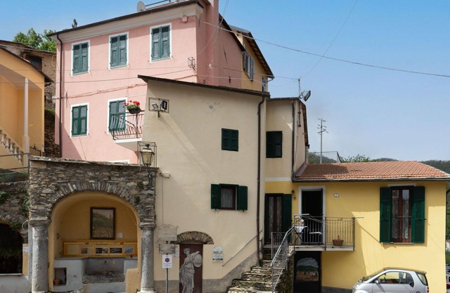 Nice apartment in villa for 8 guests with WIFI, TV, patio and pets allowed