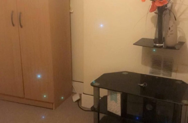 Nice double room close to central london located on shepherd bush