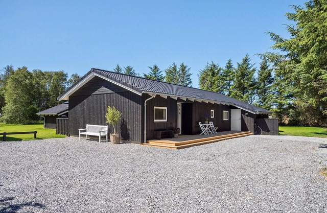 Nice home in ålbæk with sauna