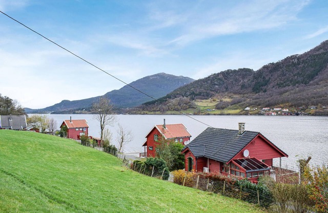 Nice home in ølensvåg with kitchen