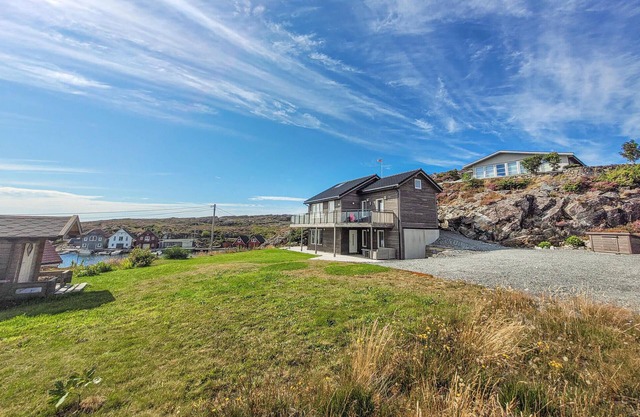 Nice home in Bremnes with WiFi