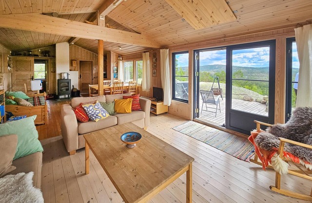 Nice home in Drangedal