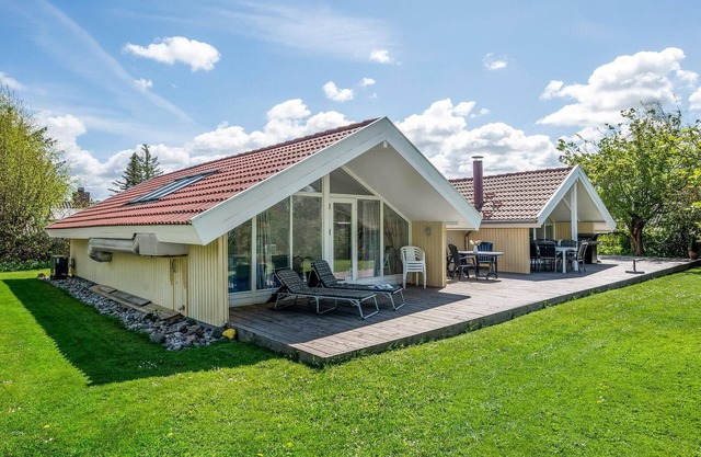 Nice home in Dronningmølle with sauna