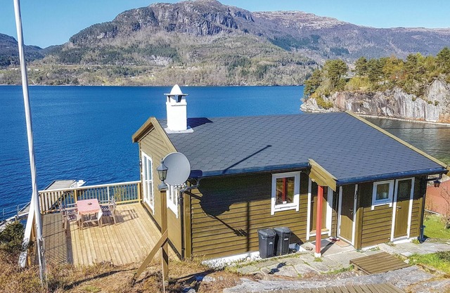 Nice home in Eikelandsosen with sauna