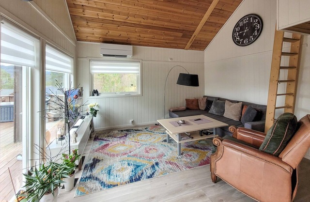 Nice home in Jelsa with kitchen