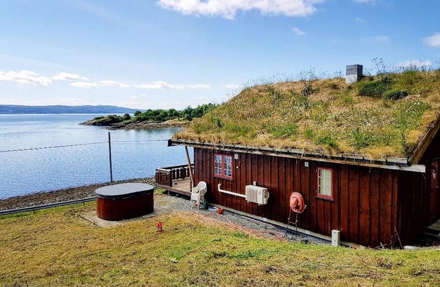 Nice home in Malm with lake view