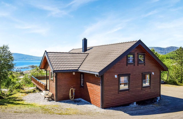 Nice home in Nedstrand with kitchen