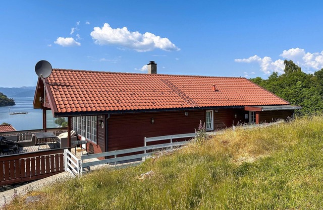 Nice home in Sjernarøy with WiFi