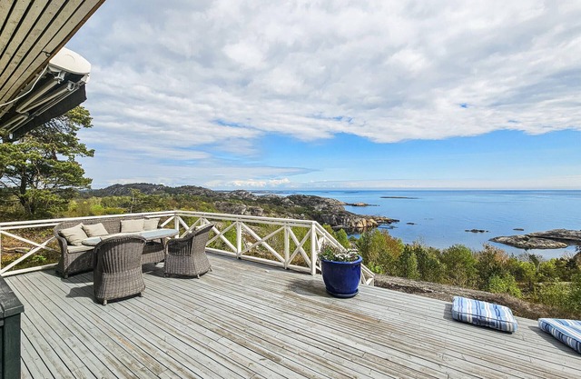 Nice home in Tjodalyng with kitchen