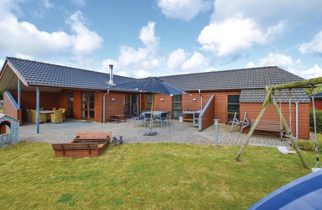 Nice home in Vinderup with WiFi