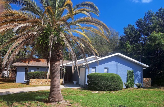 Nice house in quiet upscale neighborhood close to everything. Pet friendly.