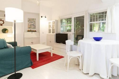 Nice house with courtyard in Puerta del Angel - Mauregato