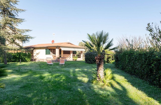 Nice apartment in villa for 4 guests with WIFI, A/C, TV and terrace