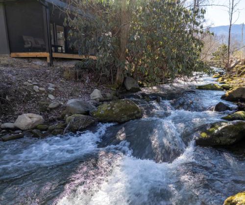 Nightingales Bungalow- Pickleball Court, Creek, WIFI, Mountain Views, Starting at 79"