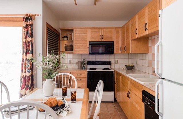 Nightstar by AvantStay | Charming Rustic Cabin w/Large Balcony & Sauna