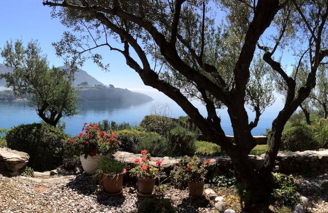 Nisi . A Tiny peninsula surounded by the sea.