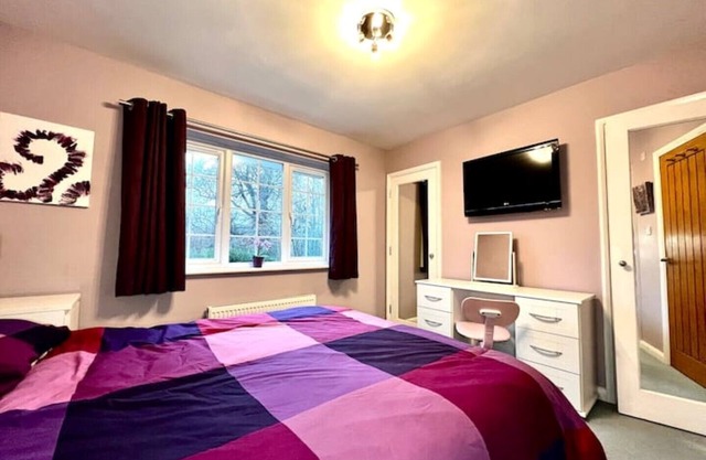 No.10 in Epsom (5 bed house) close to common & Horton Park