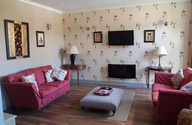 No.2 Meynell Mews king/twin room