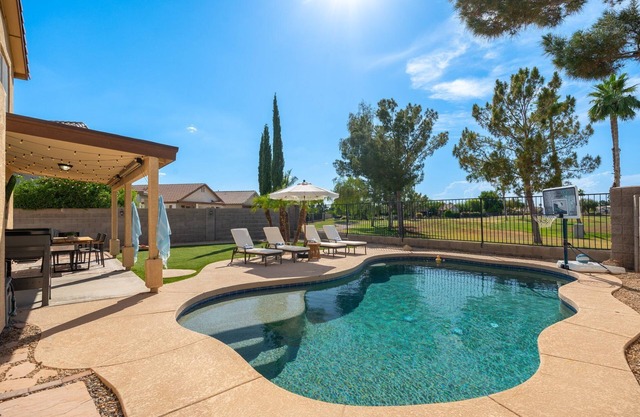No Fee Heated Pool W/Yard Game On The Golf Course. Kid Friendly!
