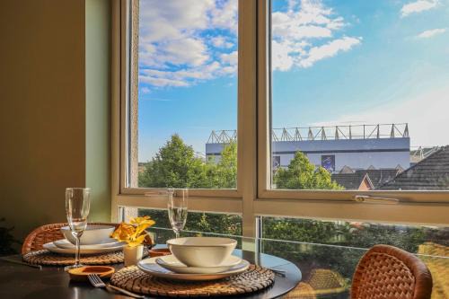 Noah Suite - Central 2BR Apartment with Parking & WIFI