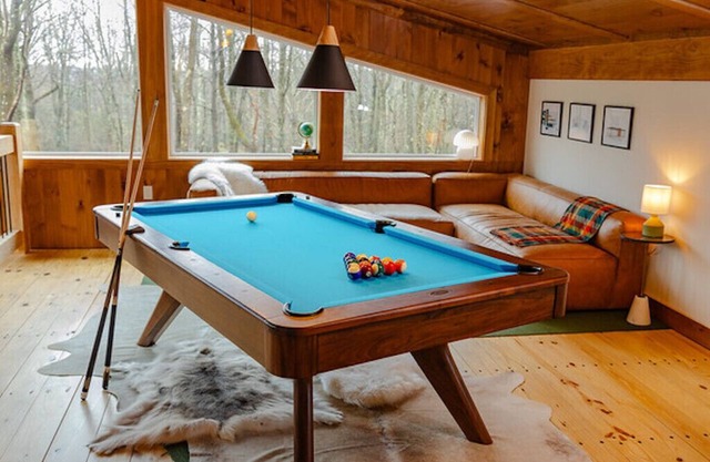 Noir Haus - NEW! Custom luxury cabin 2 acres w pool table fire pit hot tub