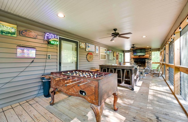 Nolin Lake Home w/Hot Tub: 15 Mi to Mammoth Cave!