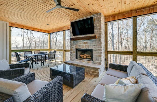 Nolin Lake Views Spacious Home in Clarkson!
