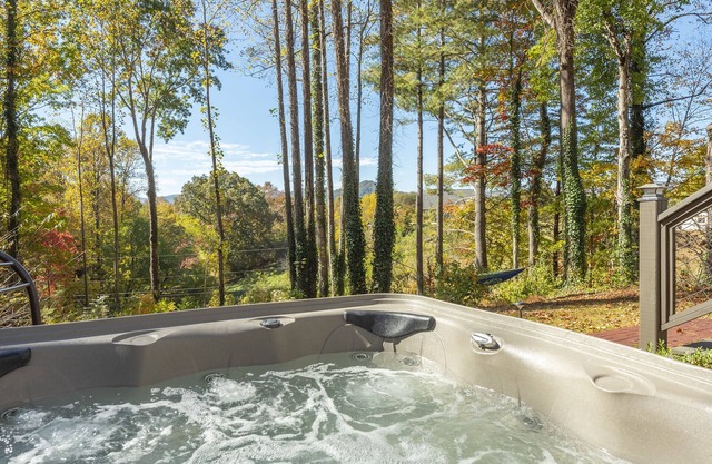 Nomad Retreat | Pet-Friendly, Hot Tub & Mountain View