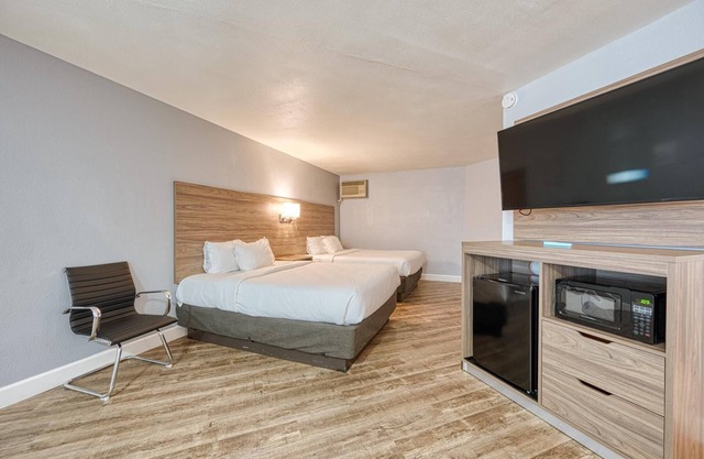 Non-Smoking 3 Queen Beds Suite