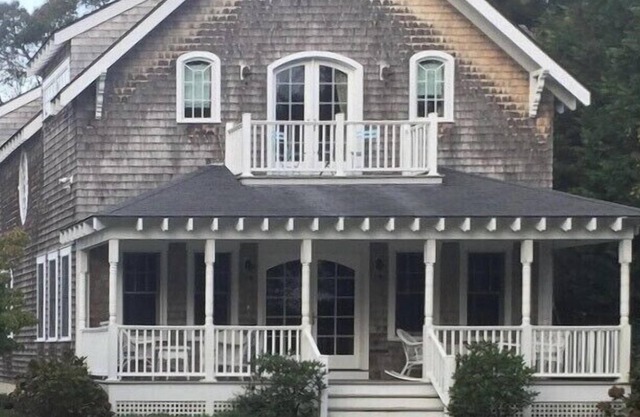 Nonquitt Summer Cottage: Comforts of home close to beach, golf, tennis and fun!