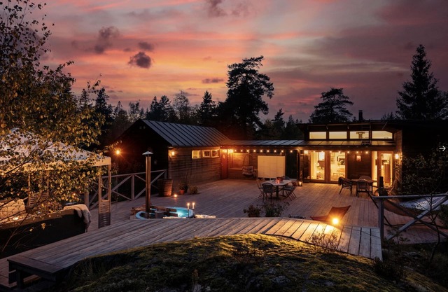 Nordic design dream in forest! Lake, hot tub, privacy & 15 mins to Stockholm