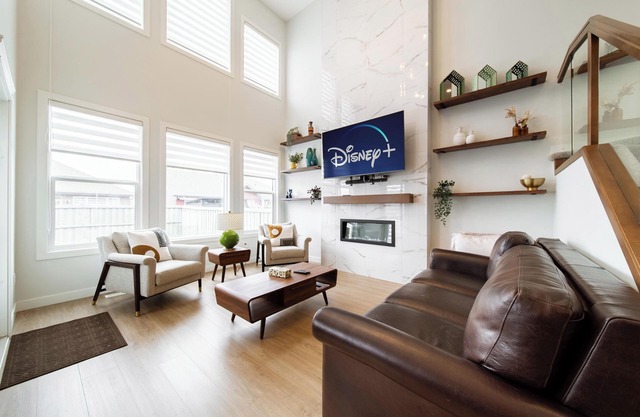 Nordic Oasis near WEM | Hot Tub, 2 Lounges, King Ensuite Sleeps 10