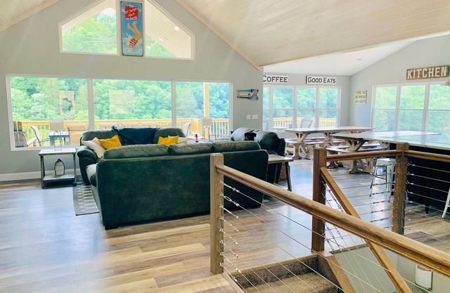 Norris Nook: Lakefront 9br/11ba, Private Dock,Private HotTub,Sleeps 32, Gameroom