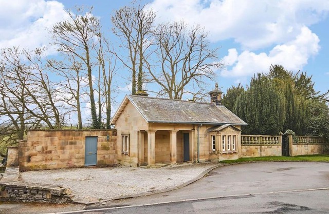 North Lodge - 17th Century Gate Cottage at Hassop Hall