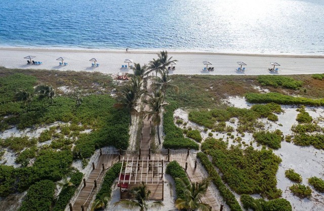Northwest Point Resort 2 bdrm queen beds pool hot tub private beach very clean