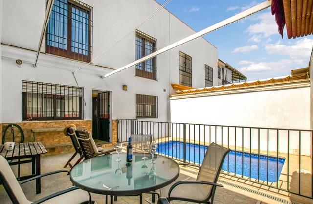 Not far from the city of Cordoba awaits you this beautiful vacation home with swimming pool.
