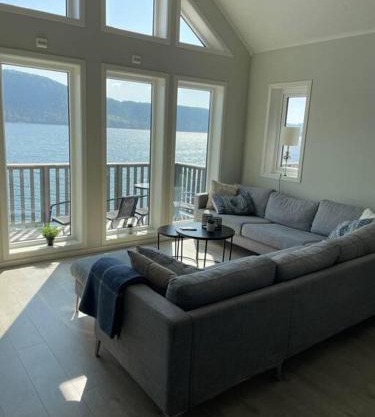 Ny rorbu ved sjøen, sentralt på Sunnmøre