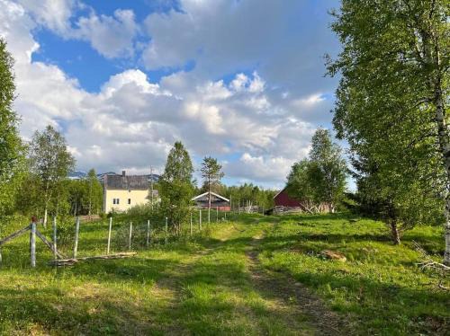 Nydelig småbruk med hus og fjøs og badstu