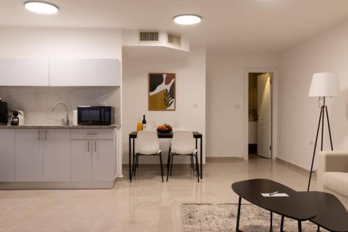 O&O Group - Budget Basement Apt Near the Beach