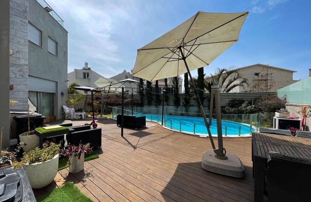 O&O Group - Luxury Beach Front Villa Amazing Swimming Pool